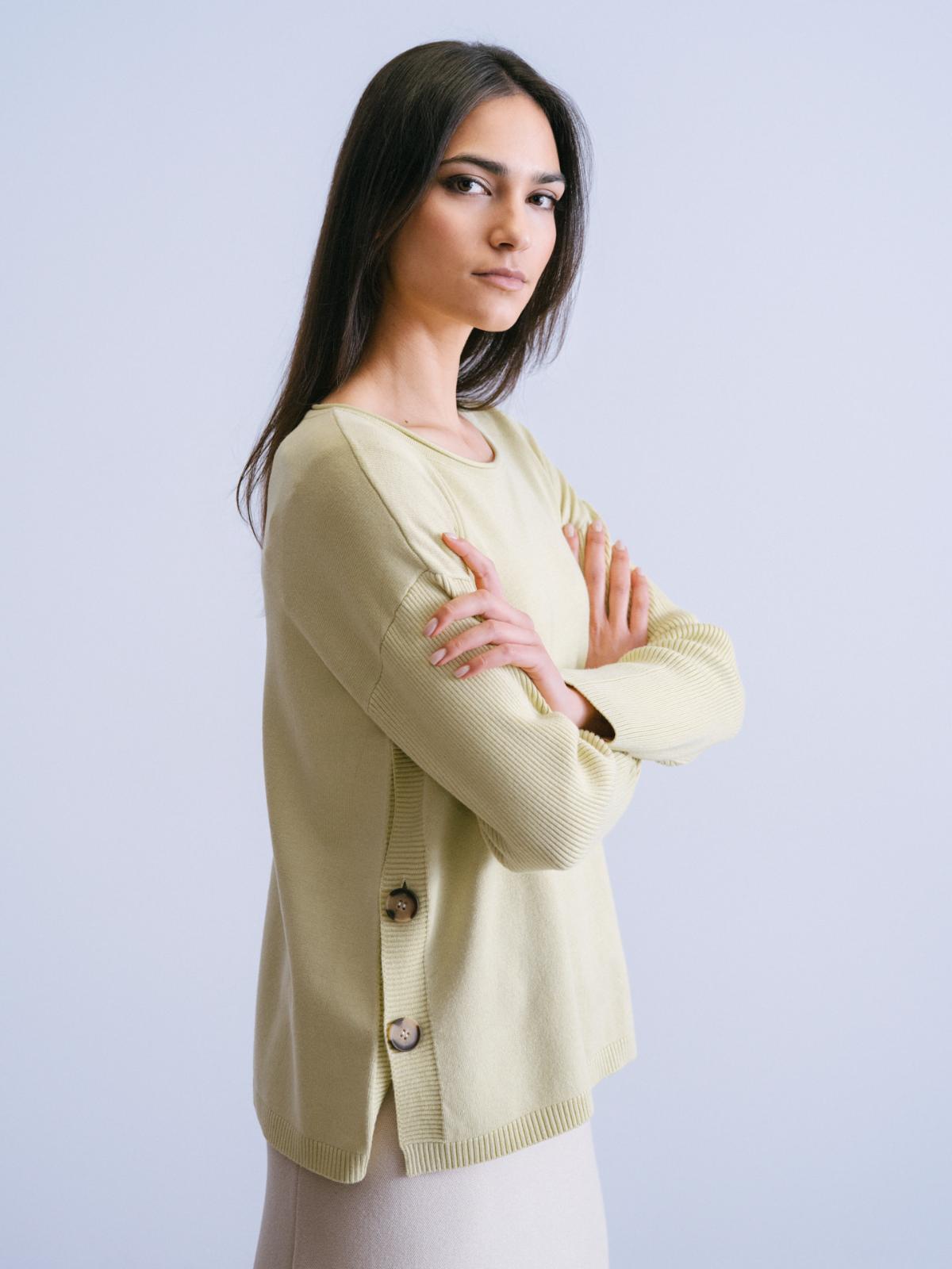 Jersey cuello caja con botones laterales